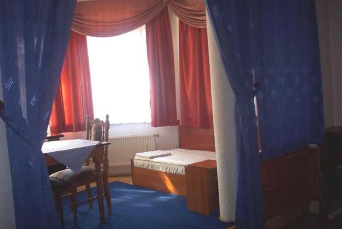 Park Hotel Myslenice ภายนอก รูปภาพ